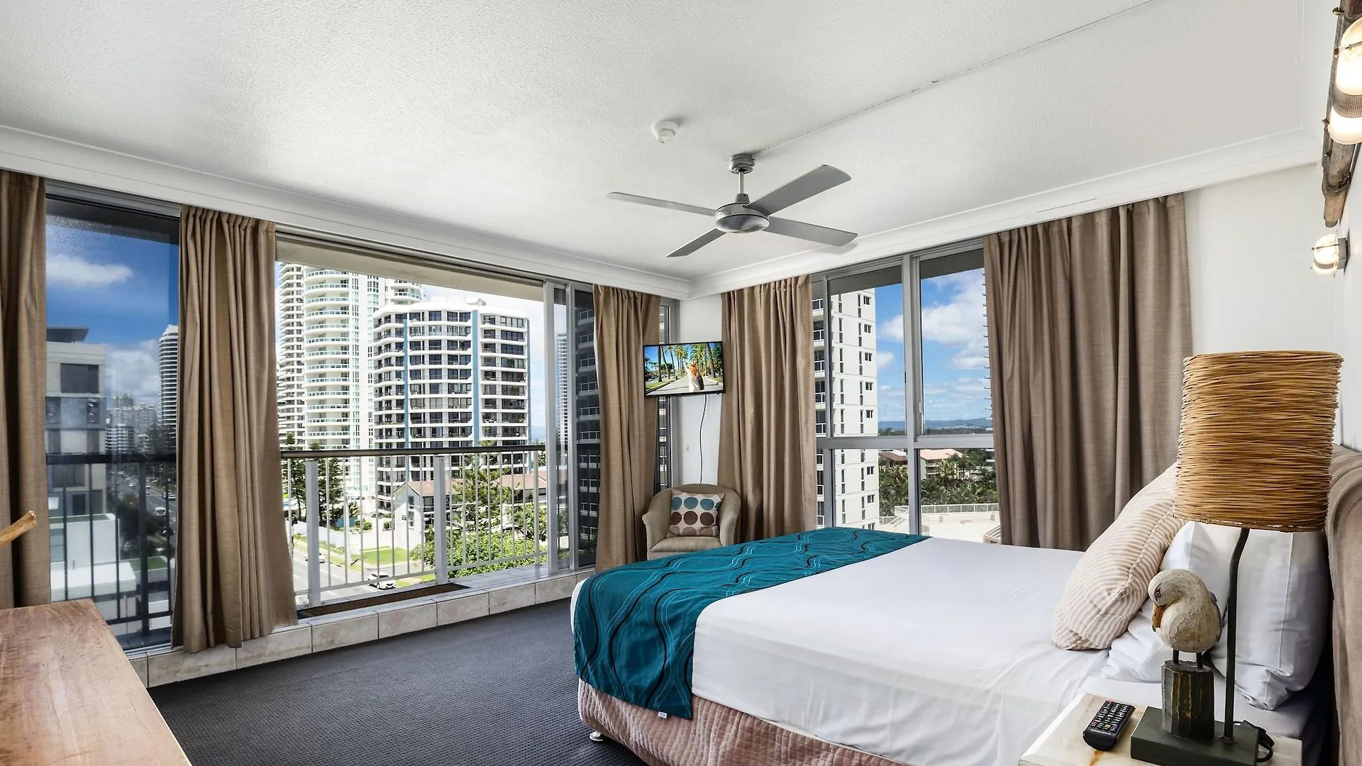 Golden Sands On The Beach - Absolute Beachfront Apartments Main Beach Australia