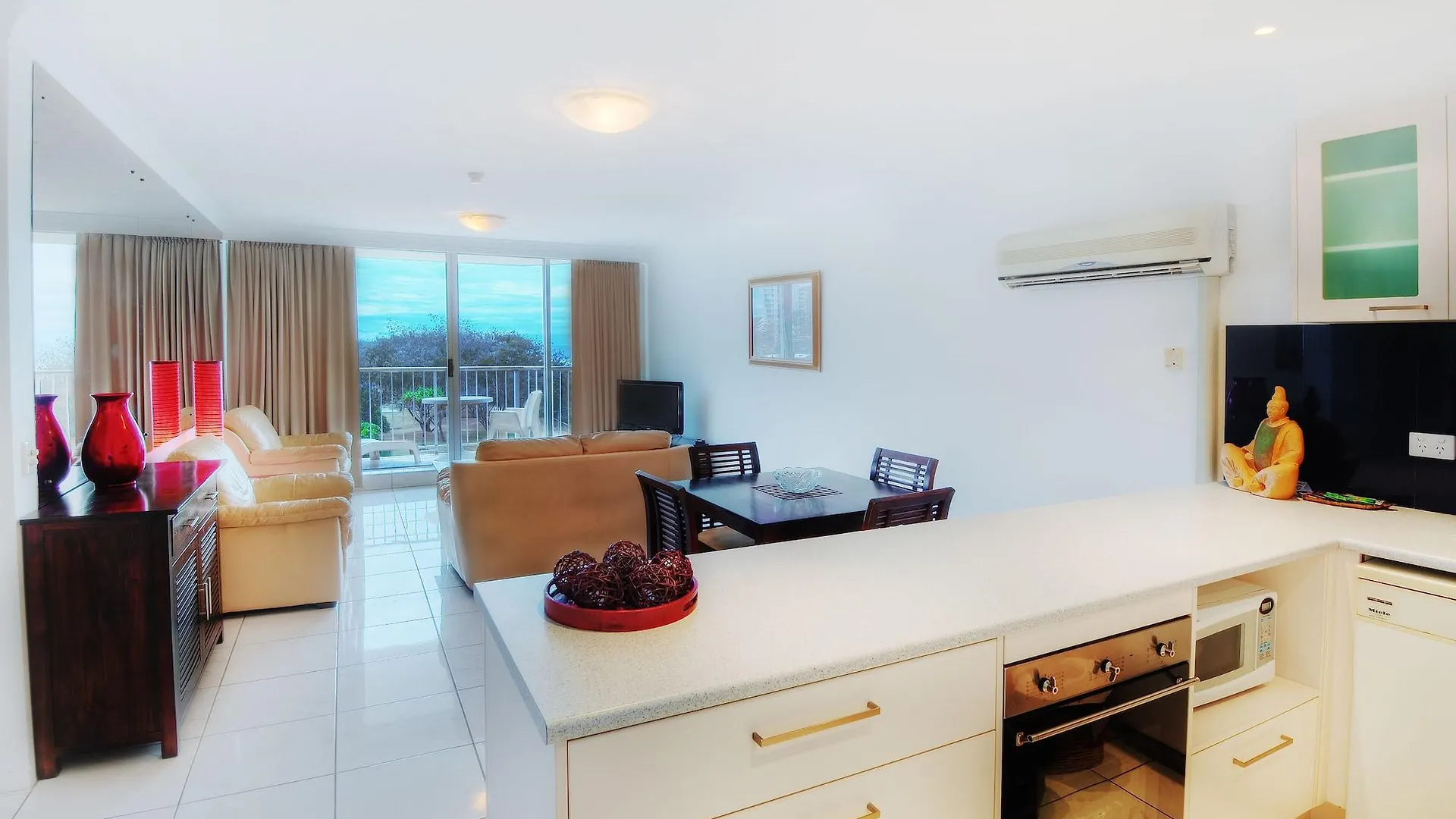 Golden Sands On The Beach - Absolute Beachfront Apartments Main Beach Aparthotel