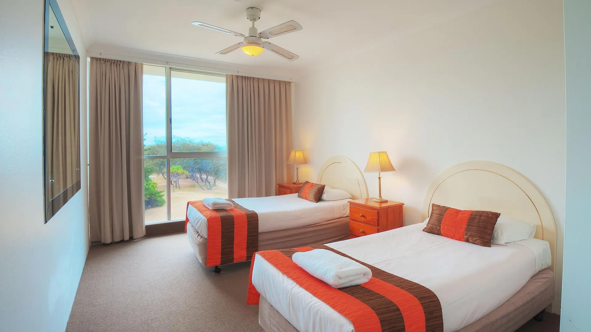 Golden Sands On The Beach - Absolute Beachfront Apartments Main Beach