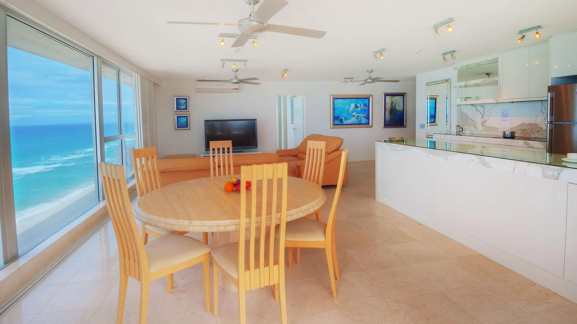 **** Aparthotel Golden Sands On The Beach - Absolute Beachfront Apartments Main Beach Australia