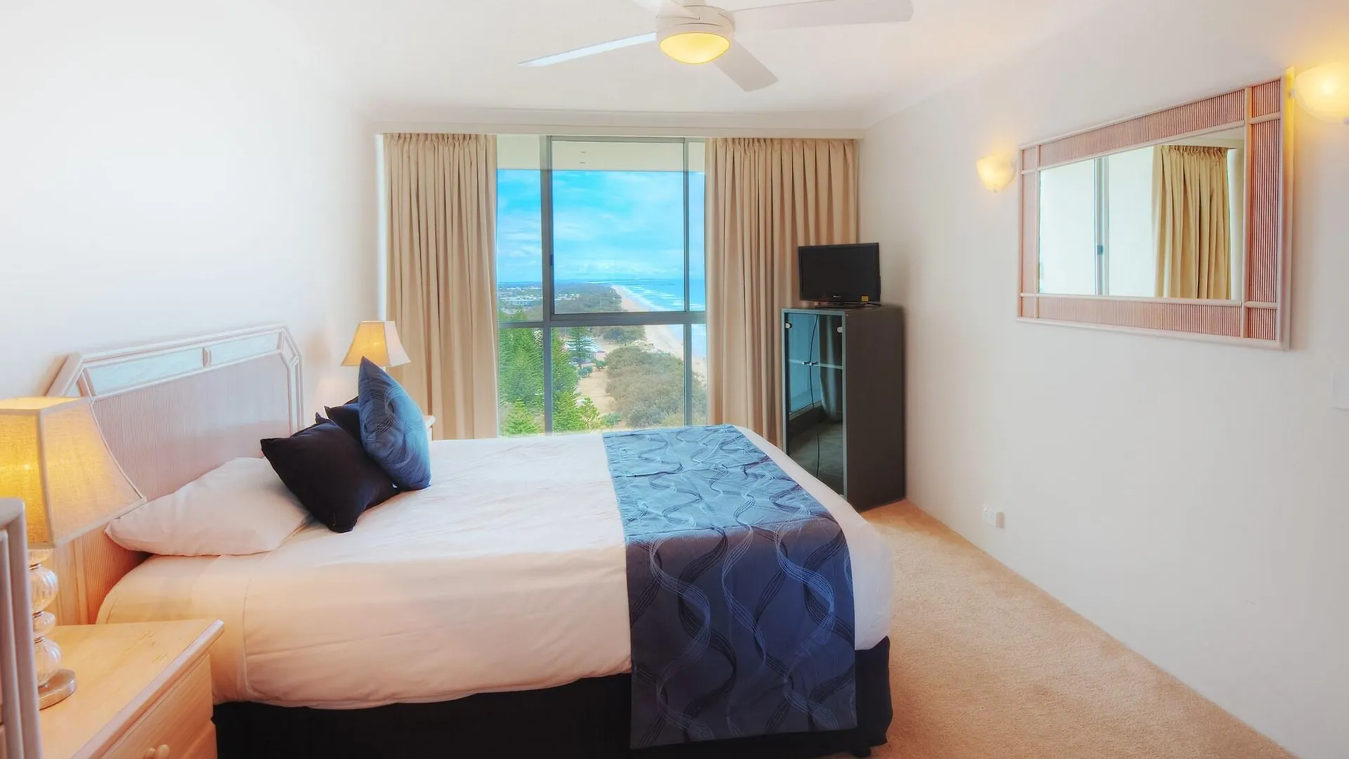 Golden Sands On The Beach - Absolute Beachfront Apartments Main Beach 4*,  Australia