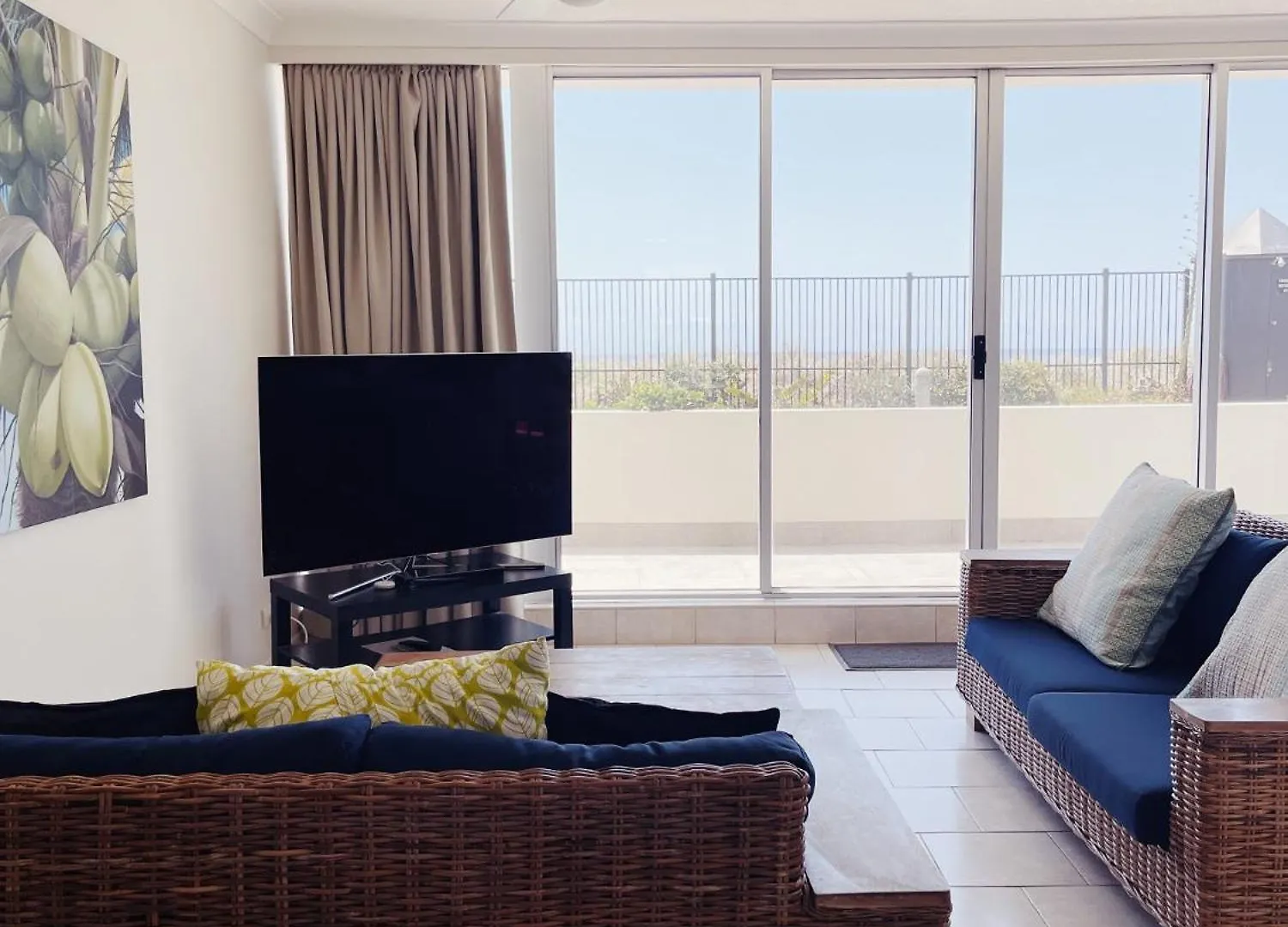 Golden Sands On The Beach - Absolute Beachfront Apartments Main Beach Australia