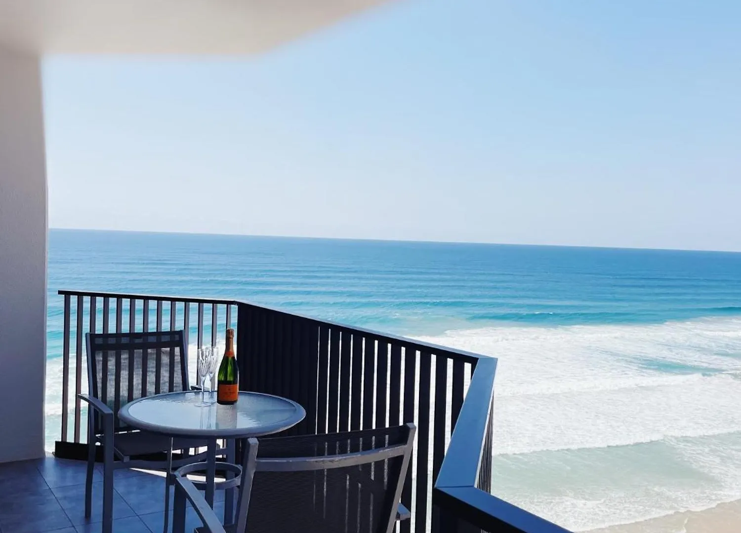 Golden Sands On The Beach - Absolute Beachfront Apartments Main Beach 4*,  Australia
