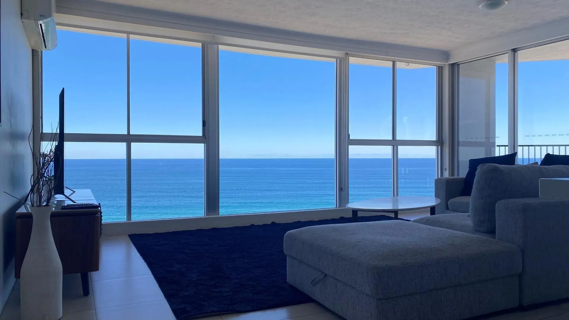 Aparthotel Golden Sands On The Beach - Absolute Beachfront Apartments Main Beach