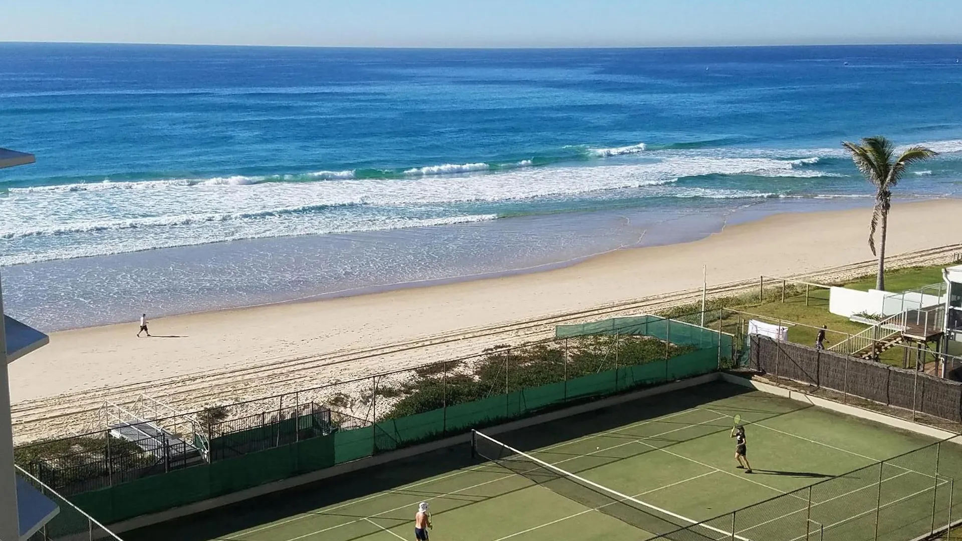 **** Aparthotel Golden Sands On The Beach - Absolute Beachfront Apartments Main Beach Australia