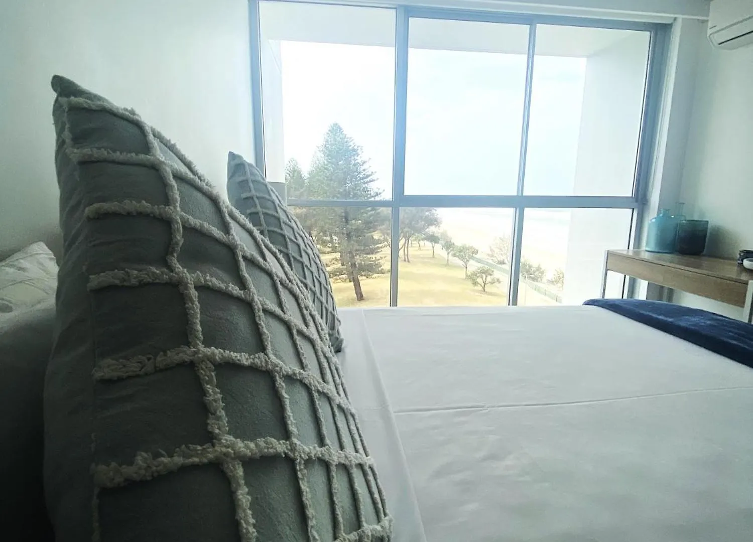 Golden Sands On The Beach - Absolute Beachfront Apartments Main Beach Aparthotel