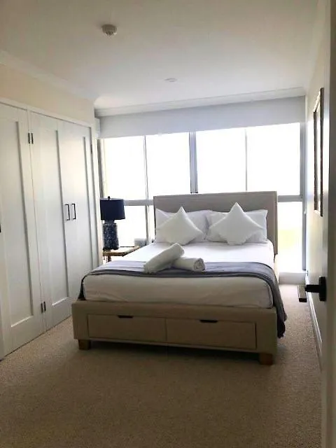 Golden Sands On The Beach - Absolute Beachfront Apartments Main Beach 4*,