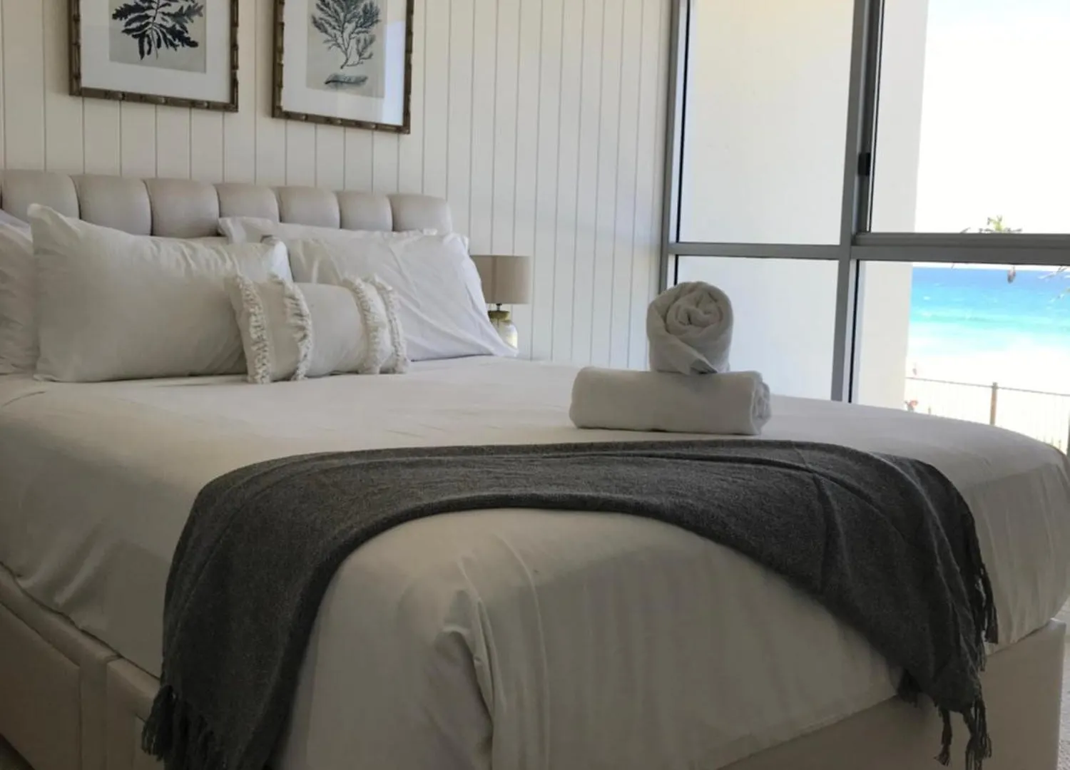 Golden Sands On The Beach - Absolute Beachfront Apartments Main Beach Aparthotel