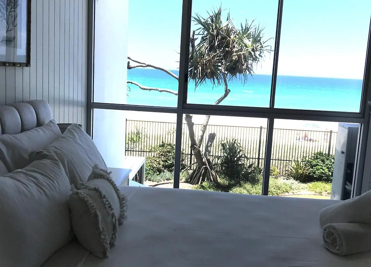 Golden Sands On The Beach - Absolute Beachfront Apartments Main Beach Aparthotel