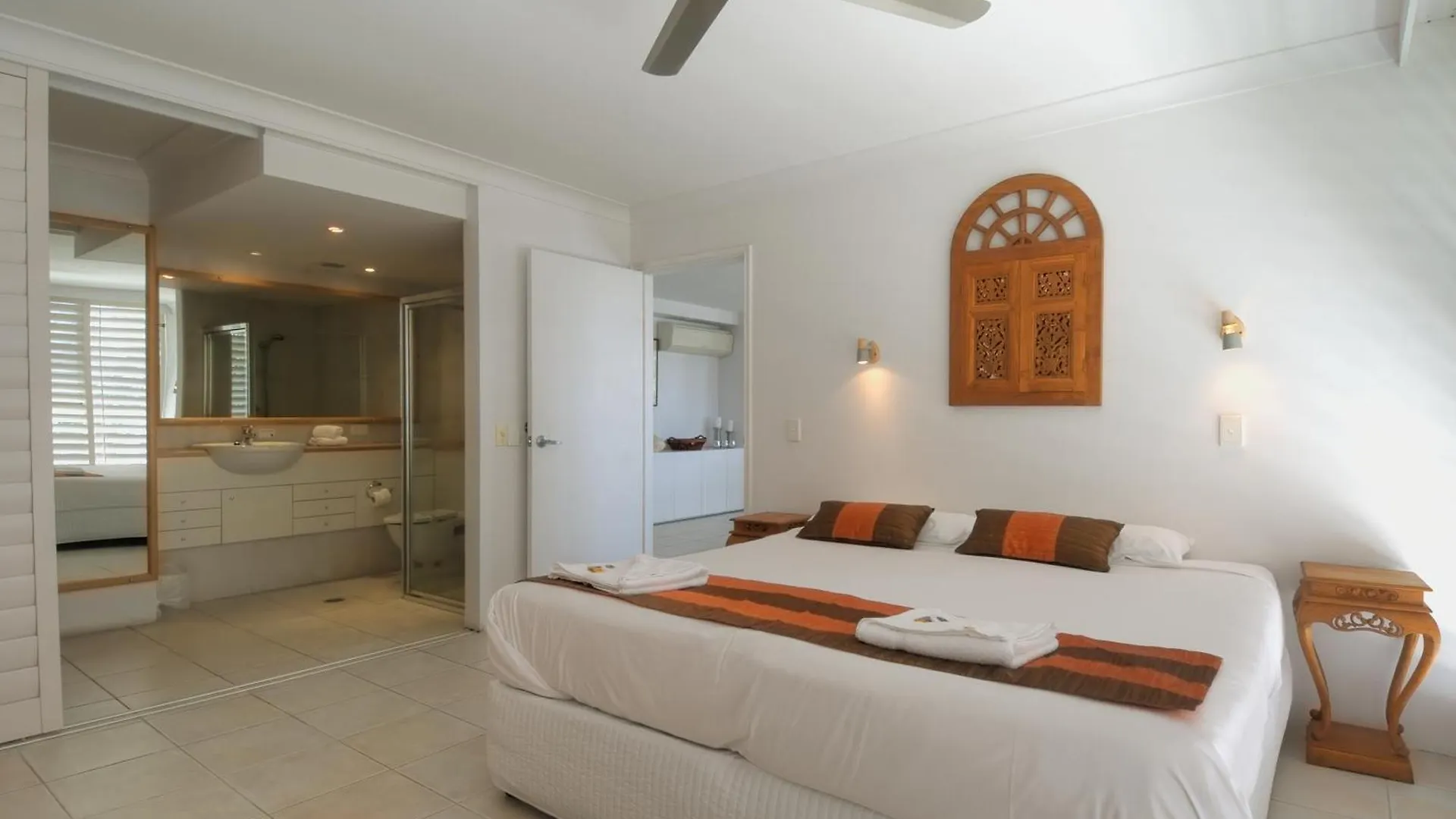Golden Sands On The Beach - Absolute Beachfront Apartments Main Beach Australia