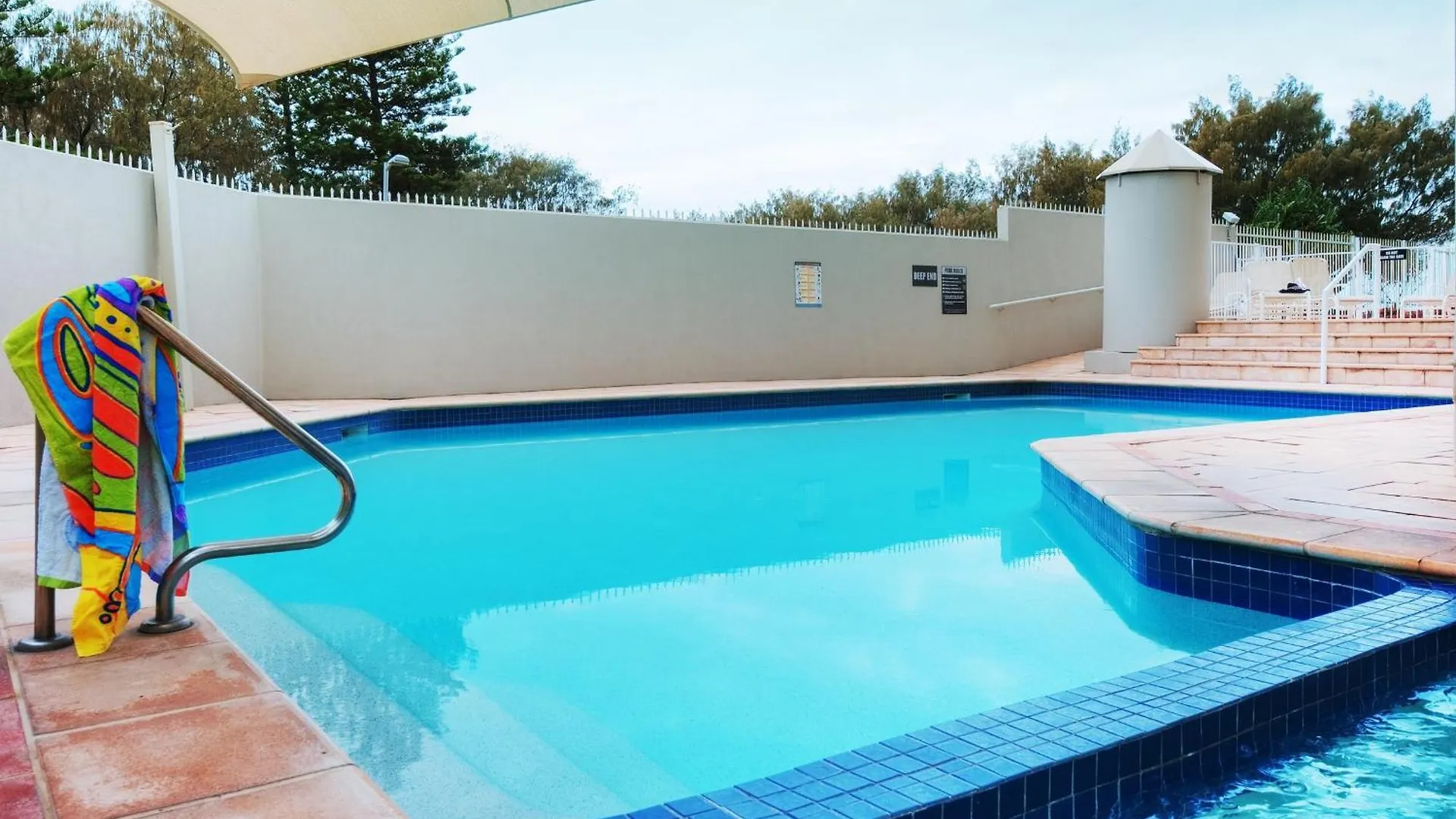 Golden Sands On The Beach - Absolute Beachfront Apartments Main Beach Australia