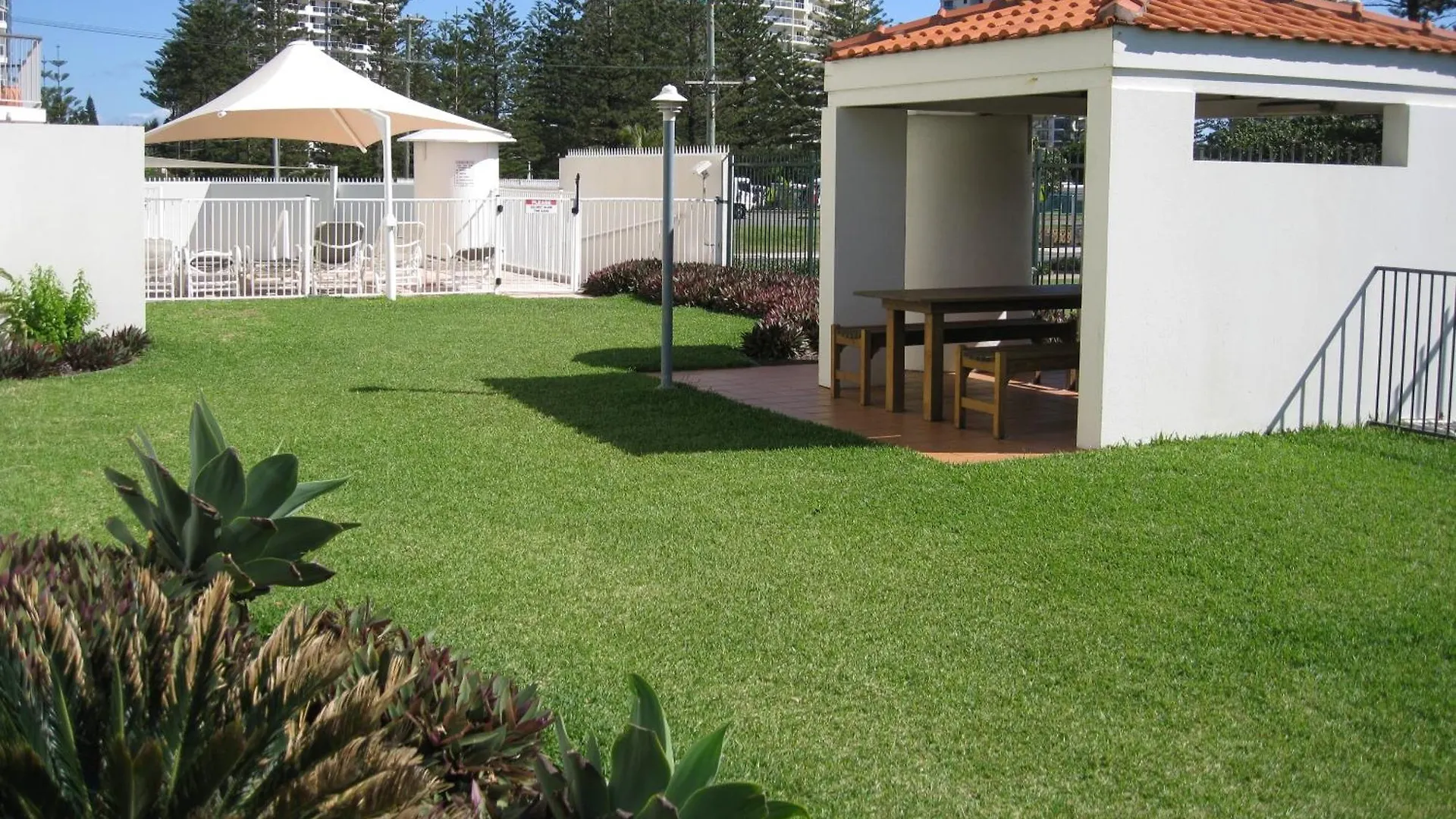 Golden Sands On The Beach - Absolute Beachfront Apartments Main Beach