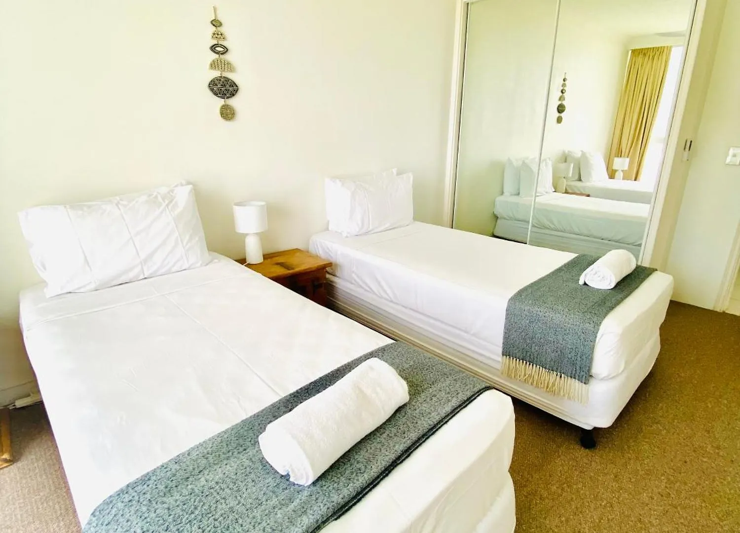 Golden Sands On The Beach - Absolute Beachfront Apartments Main Beach
