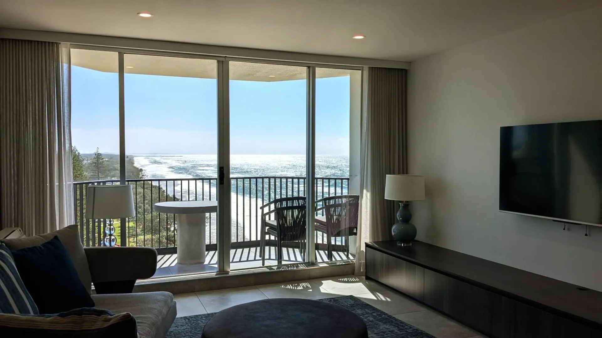 Aparthotel Golden Sands On The Beach - Absolute Beachfront Apartments Main Beach