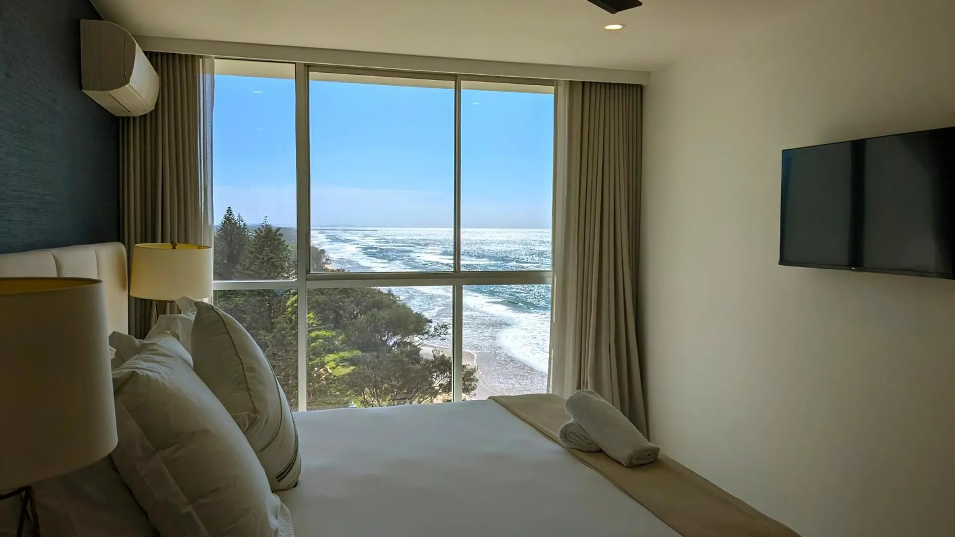 Golden Sands On The Beach - Absolute Beachfront Apartments Main Beach Aparthotel