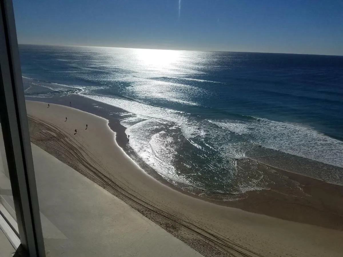 Golden Sands On The Beach - Absolute Beachfront Apartments Main Beach Aparthotel
