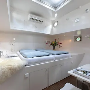  Bed & Breakfast Houseboat Volle Maan Netherlands